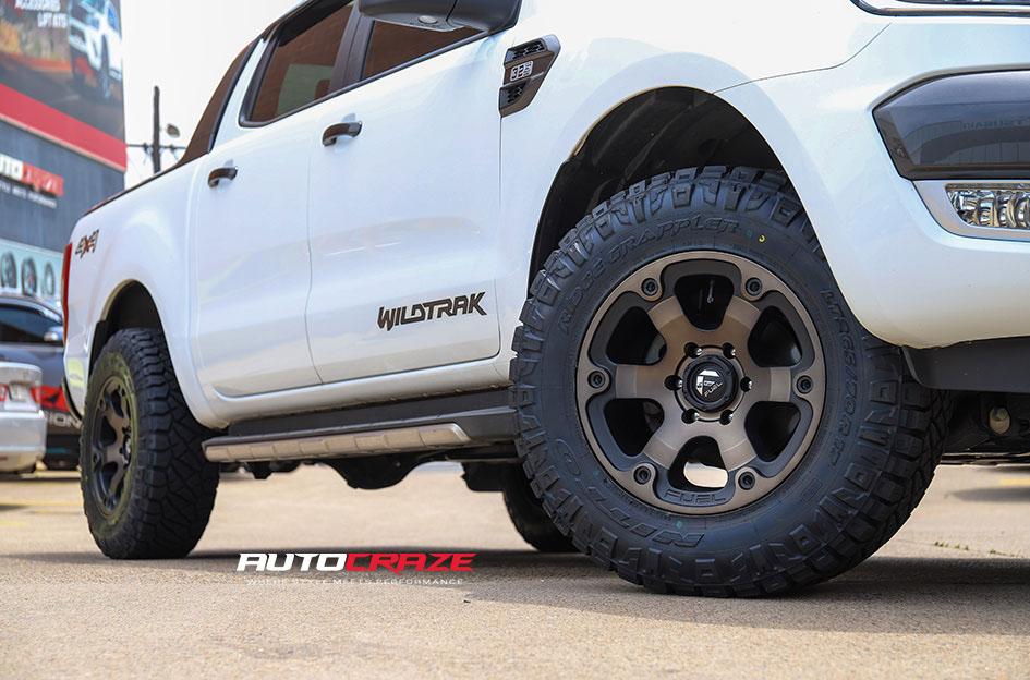 FORD RANGER BEAST BLACK MACHINED WITH DARK TINT